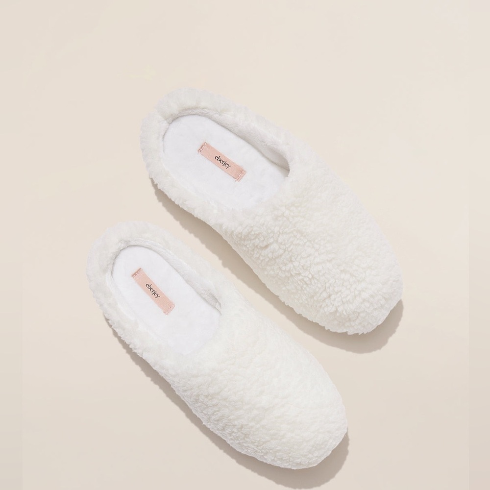NWT Eberjey Women’s Sherpa Slippers in Ivory in size Small